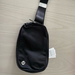 Lululemon everywhere belt bag in black. Extended strap
